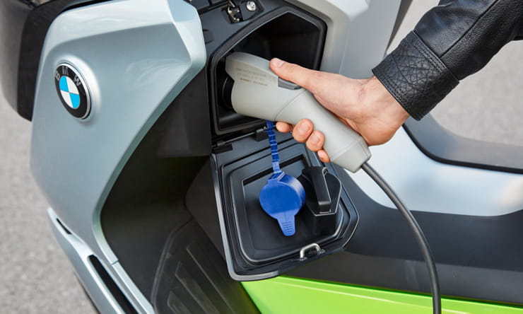 Government invests in 1000 extra electric vehicle chargers_thumb